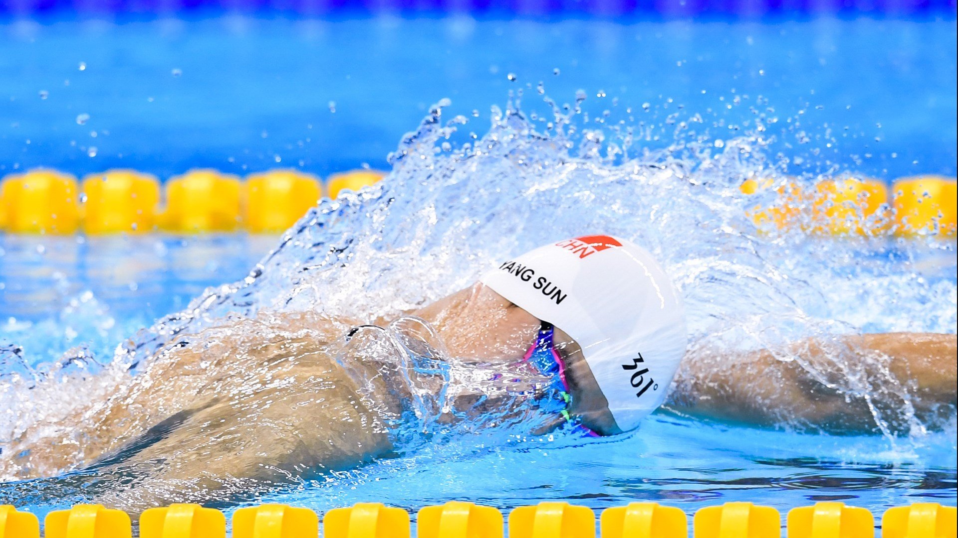 女篮姑娘的微笑传递温暖与力量，女篮女孩